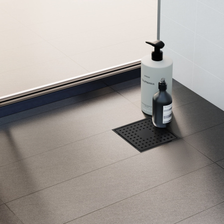 Трап квадратный душевой Vimarr WC-1 515WC131013050 10х10 см черный с рамкой из нержавеющей стали, с горизонтальным выходом D50 мм, решетка черная